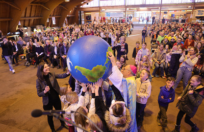 Mehr als einmal um die Welt gingen die steirischen Sternsingerinnen und Sternsinger bei der Sternsingeraktion 2025.